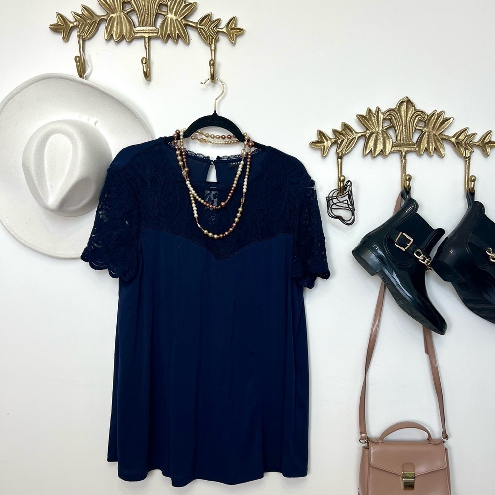 Chic lace fusion short sleeve top L ptp 22” l 29”